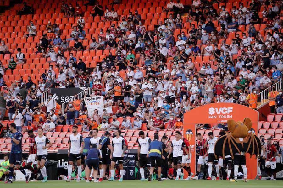 Foto de archivo: Jugadores del Valencia de España en el estadio Mestalla. (EFE/Ana Escobar)