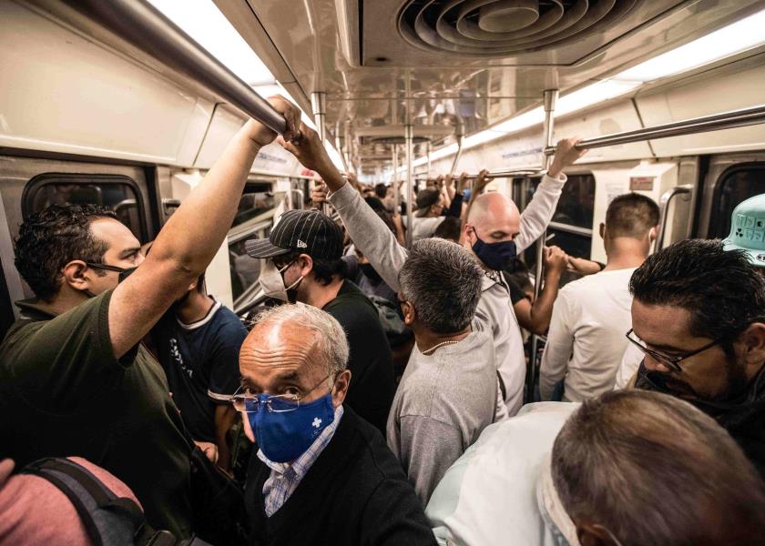 Gente en el metro de la Ciudad de México