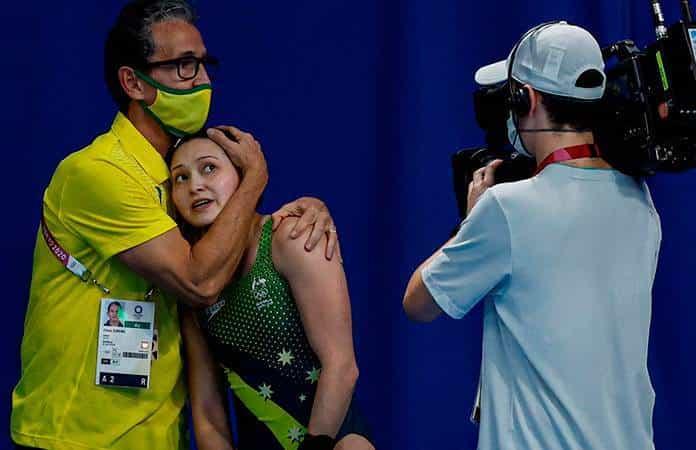 Salvador Sobrino felicita a Melissa Wu, bronce en 10 metros plataforma / Foto: EFE