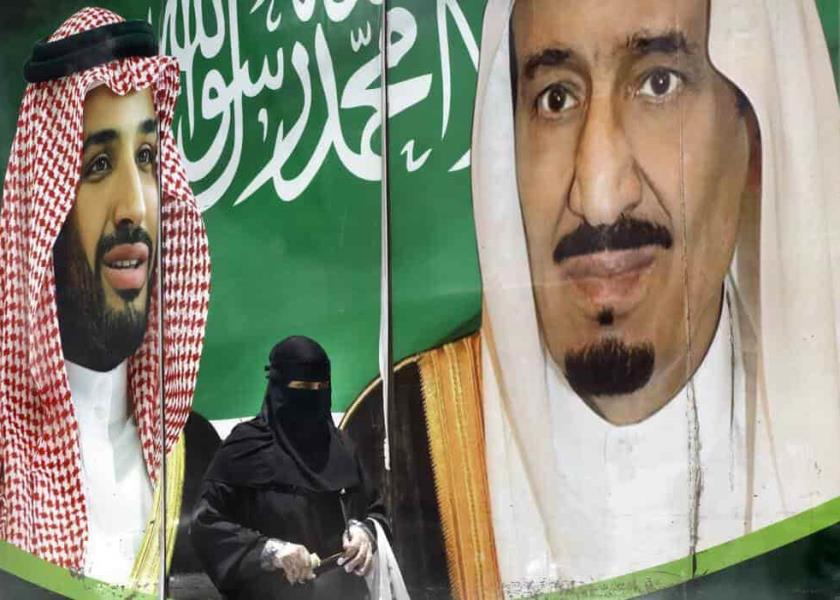 Afiche del rey Salman (d) y del príncipe Mohamed bin Salman (i) en Yida, Arabia Saudí