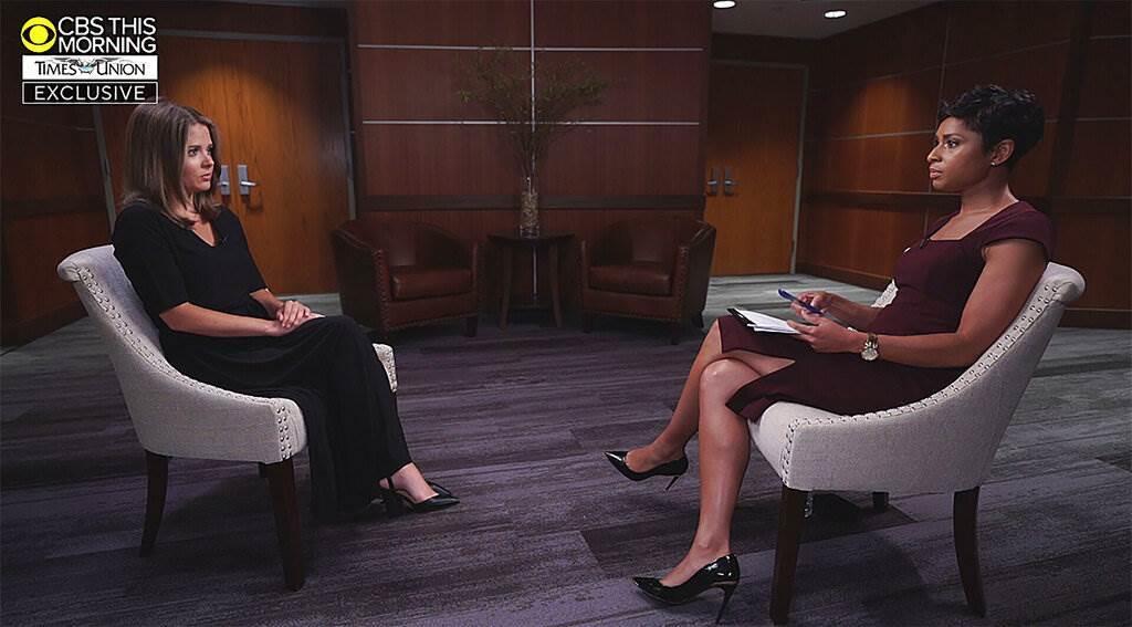 Brittany Commisso, izquierda, durante una entrevista con la corresponsal Jericka Duncan en CBS This Morning en Nueva York. (CBS This Morning y Times Union vía AP)