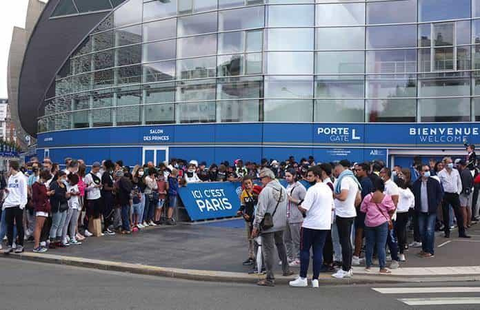 Aficionados del PSG esperan la llegada de Messi / Foto: AP
