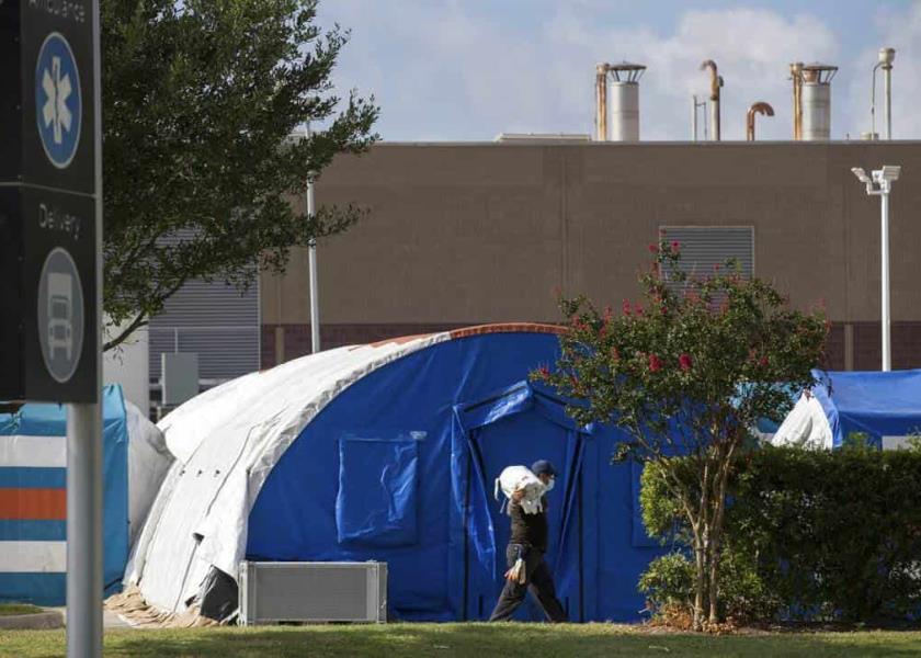 Un trabajador instala carpas que las autoridades del hospital Lyndon B. Johnson planean utilizar para atender al elevado número de pacientes de COVID-19 en Houston, Texas. (Godofredo A. Vasquez/Houston Chronicle vía AP)