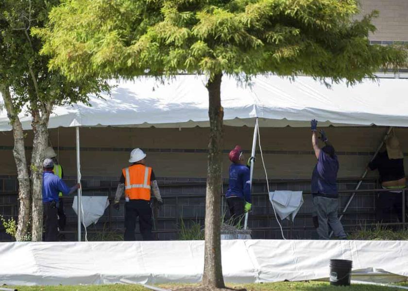 Trabajadores montan carpas que los directivos del hospital Lyndon B. Johnson planean usar para colocar a pacientes con COVID-19 en Houston, Texas. (Godofredo A. VásquezHouston Chronicle vía AP)