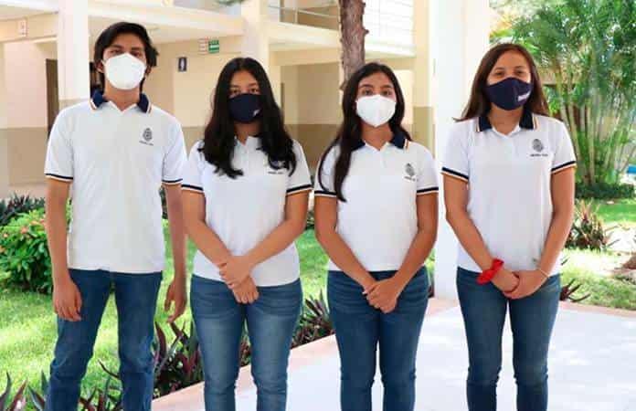 Daniel Méndez Casillo, Emely Cortez Burgos, Monika Peña Palma y Yumileni Gómez Rosado, estudiantes de la escuela Preparatoria Uno de la Universidad Autónoma de Yucatán. (Foto UADY)