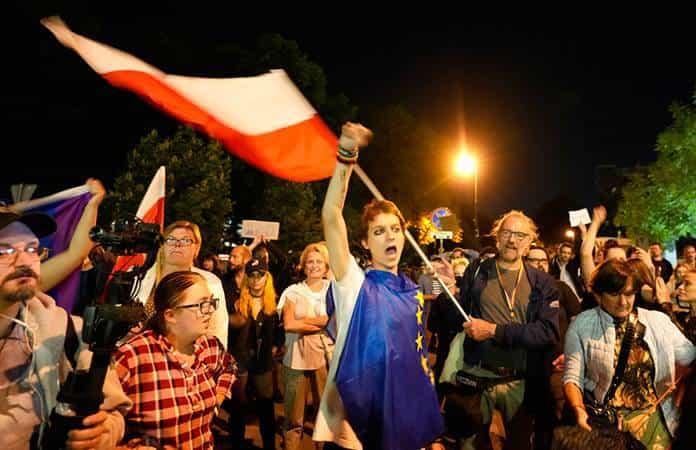 Polacos protesta frente al parlamento tras la aprobación de la ley de medios / Foto: AP