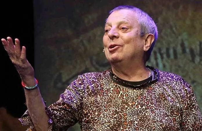 César Bono celebra 24 años en escena con Defendiendo al cavernícola