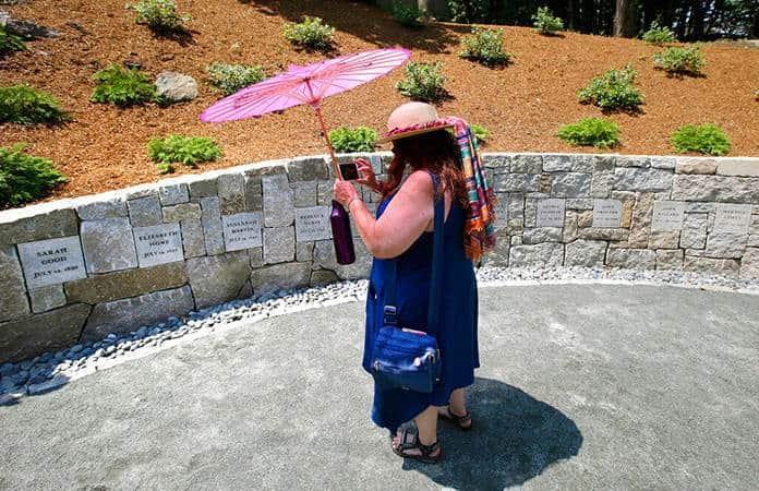 El memorial a las mujeres víctimas de la cacería de brujas en Salem / Foto: AP