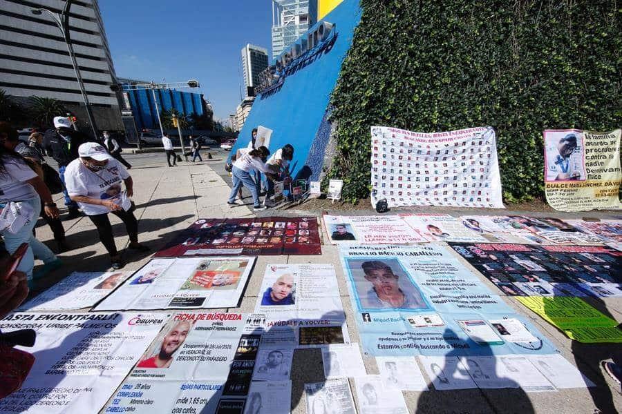 Colectivos y familiares de desaparecidos marcharon este lunes en la Ciudad de México para exigir a las autoridades que continúen con las investigaciones para encontrar con las personas de las que no se sabe su paradero (EFE/Carlos Ramírez).