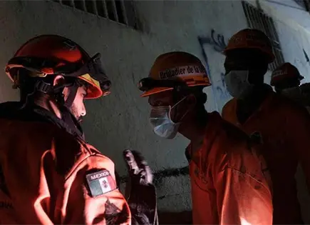 Topos Azteca mantienen búsqueda tras terremoto en Venezuela Topos Azteca mantienen búsqueda tras terremoto en Venezuela