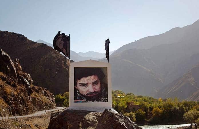 Un cartel muestra una foto del líder antitalibán Ahmad Sha Masud en el valle de Panjshir / Foto: AP