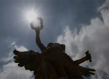 Video | Ángel de la Independencia se balancea durante el sismo Video | Ángel de la Independencia se balancea durante el sismo