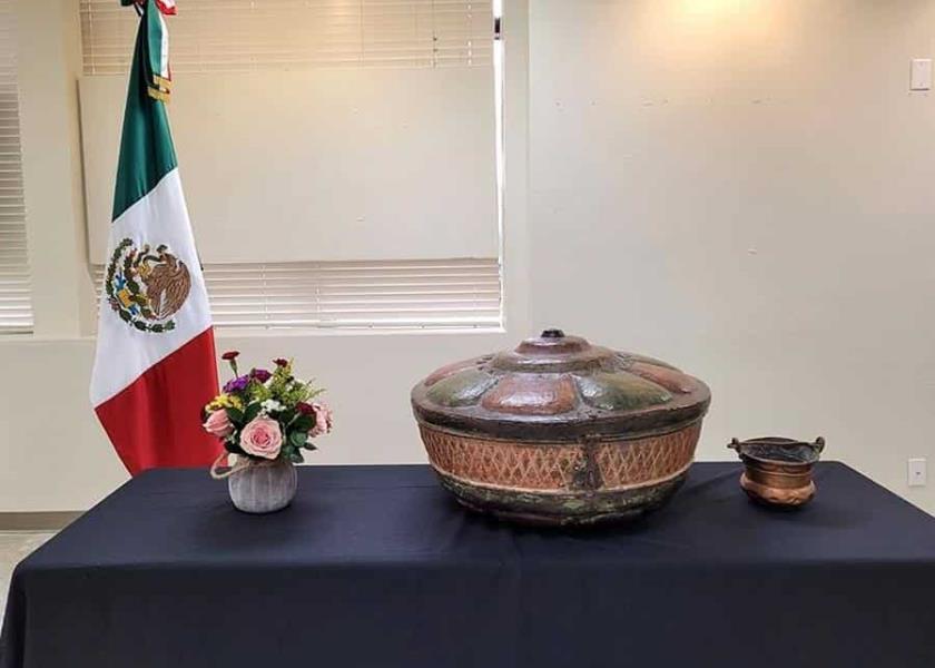 Una pila bautismal del siglo XVIII y su aspersor de agua bendita, pertenecientes al Templo de la Purísima Concepción de Caborca, Sonora, y hallada en Tucson, Estados Unidos, fueron devueltas a México por la Sociedad Histórica de Arizona (EFE/INAH).