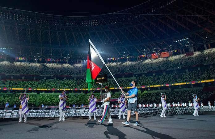 Sin la presencia de los atletas, la bandera afgana desfiló durante la inauguración de los Juegos / Foto: AP