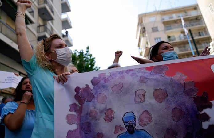 Personal sanitario protesta contra la obligatoriedad de vacunarse contra la covid-19 / Foto: AP