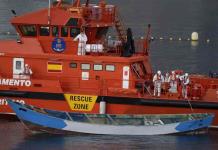 Dos fallecidos y unos 30 inmigrantes desaparecidos en un naufragio cerca de Canarias