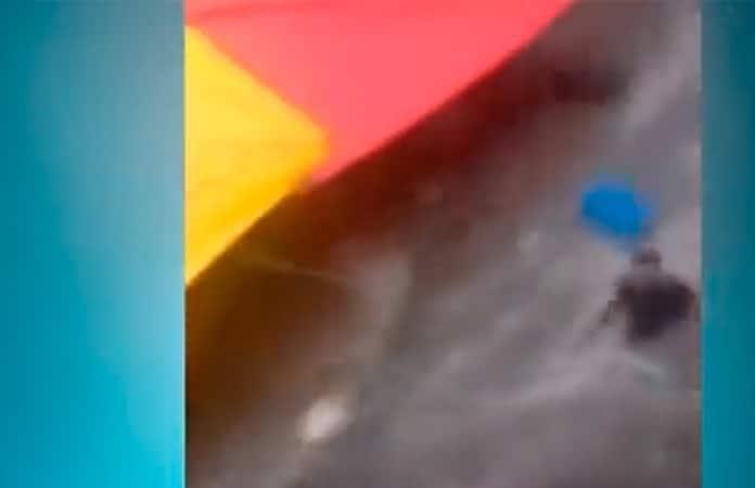 Foto extraída del video del momento en que una señora es arrastrada por la corriente