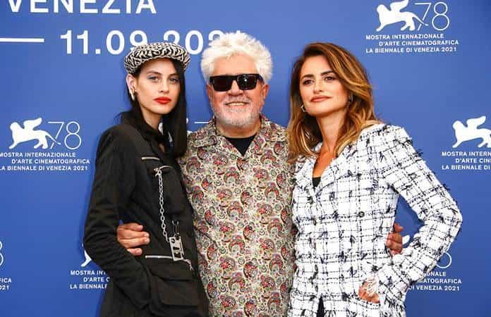 Pedro Almodóvar con las protagonistas de «Madres paralelas», Milena Smit y Penélope Cruz / Foto: AP