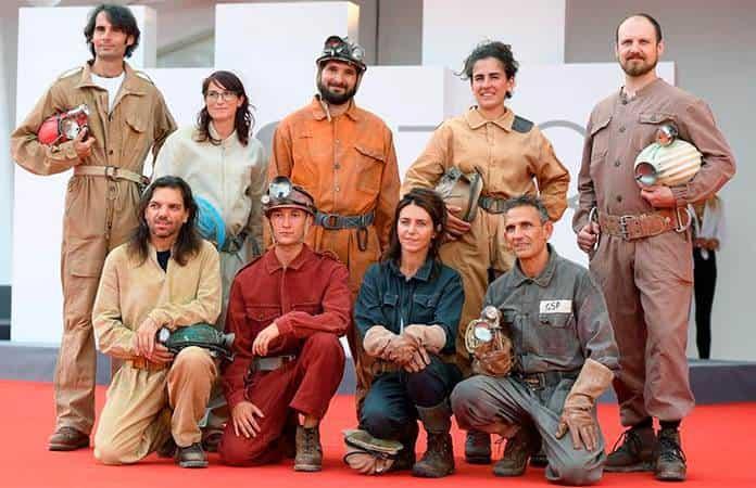 El director Michelangelo Frammartino con los espeleólogos que participaron en el film / Foto: EFE