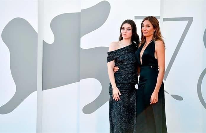 La actriz Anamaria Vartolomei y la directora Audrey Diwan / Foto: EFE