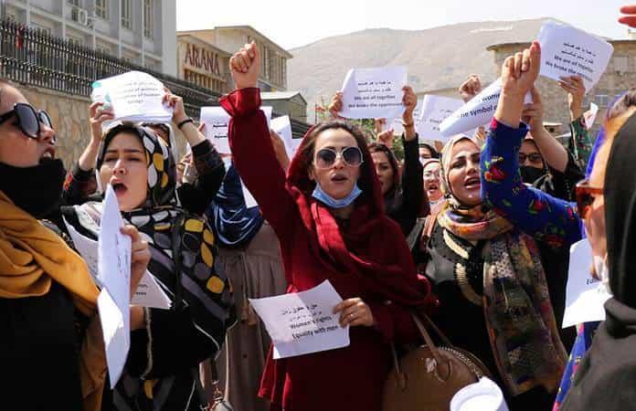 Mujeres afganas protestan para exigir sus derechos bajo el régimen talibán en Kabul / Foto: AP