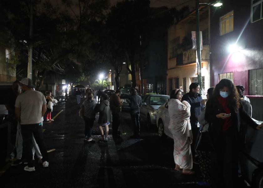 Gente en la Ciudad de México evacuo edificios tras sonar la alerta sísmica (Foto El Universal)