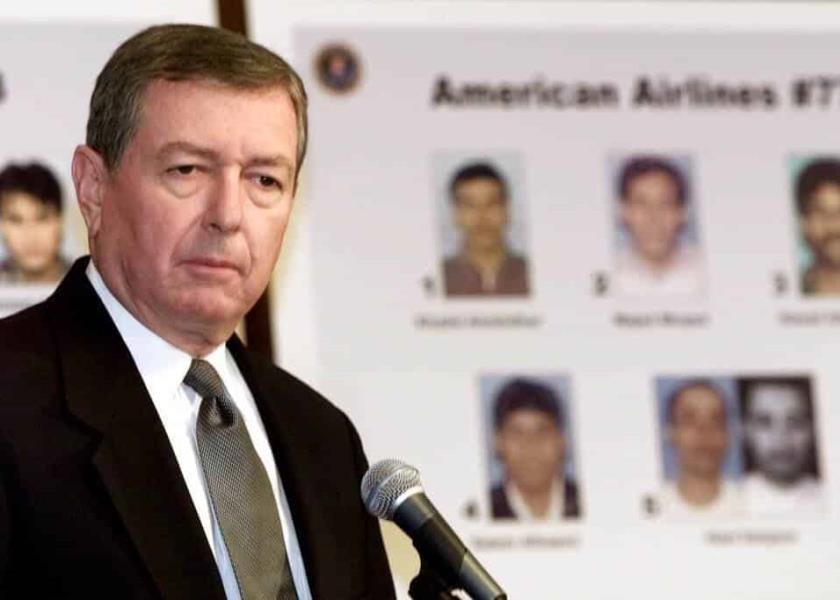 Fotografía de archivo del jueves 27 de septiembre de 2001: El fiscal general de los Estados Unidos, John Ashcroft, se reunió con reporteros en la sede del FBI en Washington para dar a conocer las fotografías de los 19 presuntos secuestradores de los aviones usados en los atentados. A raíz del 11 de septiembre, él fue el principal defensor de la ley USA PATRIOT Act, que otorgó al gobierno amplios poderes para investigar y enjuiciar a los sospechosos de terrorismo. (Foto AP / Joe Marquette, archivo)