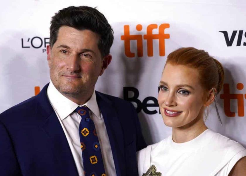 Michael Showalter, a la izquierda, director de Los ojos de Tammy Faye, posa con la miembro del reparto Jessica Chastain en el estreno de la película en el Festival Internacional de Cine de Toronto 2021, este domingo 12 de septiembre de 2021 en Toronto (Foto AP / Chris Pizzello).