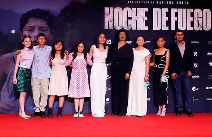 La directora Tatiana Huezo y parte del elenco de «Noche de fuego» / Foto: EFE