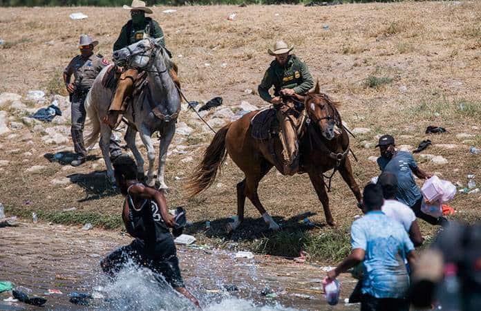 Guardias fronterizos de EEUU cargan contra migrantes haitianos en Texas / Foto: AP