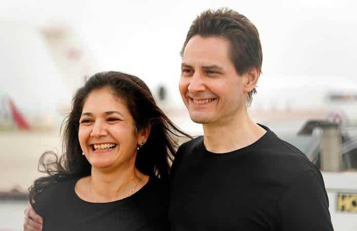 Michael Kovrig y su esposa Vina Nadjibulla / Foto: AP