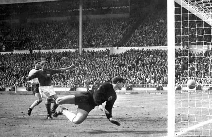 Roger Hunt (centro) observa el polémico gol de Geoff Hurst en la del Mundial de 1966 / Foto: AP