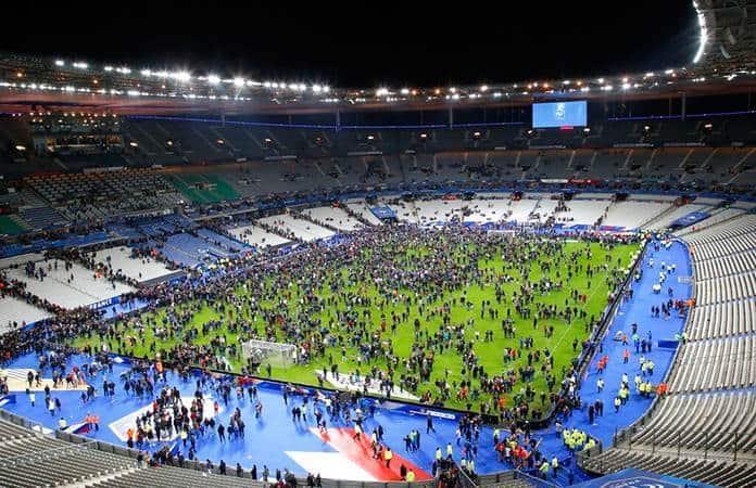 Aficionados invadieron la cancha del Stade de France tras el ataque en las afueras del estadio / Foto: AP