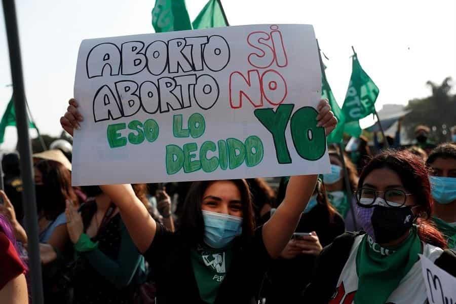 Grupos de mujeres participan en un plantón para pedir aborto legal, seguro y gratuito, en el marco del Día internacional de la despenalización del aborto, hoy, frente al Palacio de Justicia en Lima, Perú (EFE).