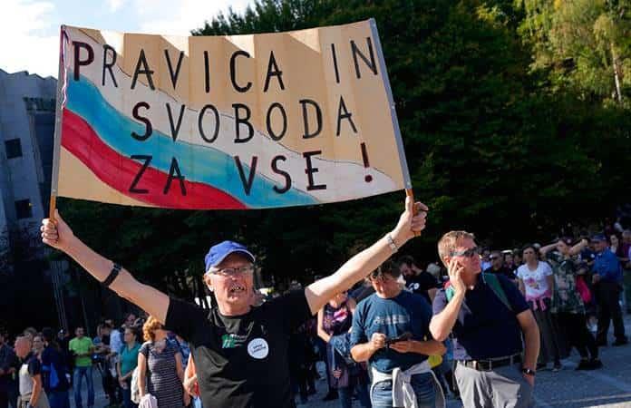 Protesta contra la vacunación y las medidas contra el COVID-19 en Liublijana, Eslovenia / Foto: AP