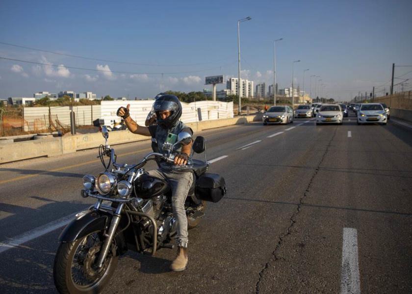 Una caravana de autos ralentiza el tráfico en una protesta contra las restricciones asociadas al coronavirus impuestas por el Ministerio israelí de Salud, en la autopista de Ayalon, en Tel Aviv, Israel (AP Foto/Oded Balilty).