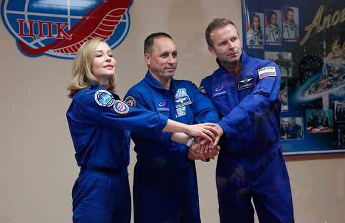 La actriz Yulia Peresild, el cosmonauta Anton Shkaplerov y el director del film, Klim Shipenko / Foto: EFE
