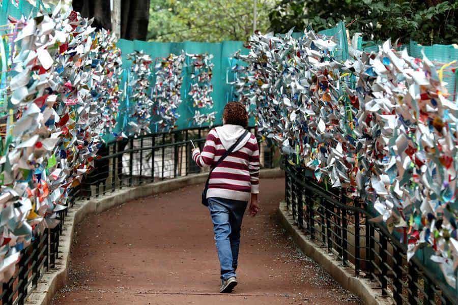 Una mujer camina en el Monumento a las víctimas del covid-19, inaugurado este domingo en la plaza Franklin Roosevelt en Sao Paulo, Brasil (EFE/Sebastiao Moreira).