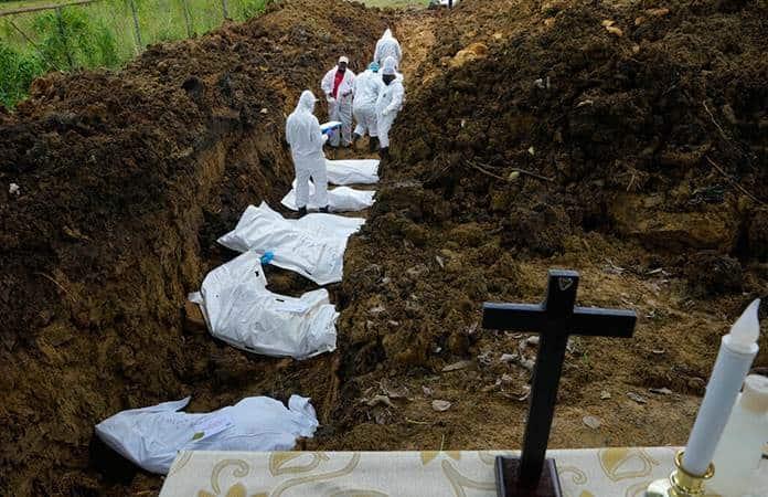 Una tumba masiva en Panamá para migrantes que murieron en el Darién / Foto: AP