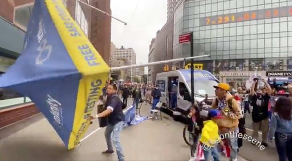 Manifestantes antivacunas covid derriban un puesto de pruebas rápidas en Nueva York (Foto: AP).