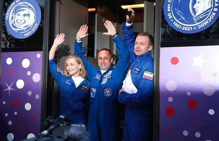 La actriz Yulia Peresild, el cosmonauta Anton Shkaplerov y el director del film, Klim Shipenko / Foto: EFE