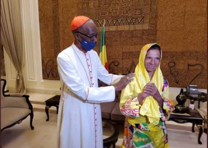 Fotografía cedida por la presidencia de Malí del momento de la liberación de la religiosa colombiana Gloria Narvaez (d) junto a un representante de la iglesia hoy, en Karangasso (Malí) (EFE/ Presidencia de Malí)