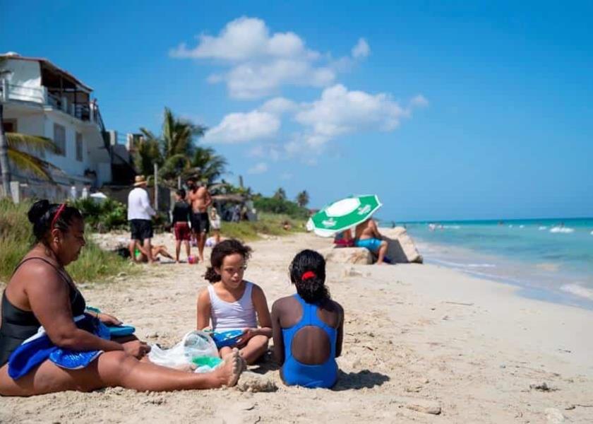 Personas disfrutan de un día de playa en La Habana (Cuba) después de que el gobierno cubano declarara la apertura de las playas, cerradas durante 9 meses a causa de la pandemia (EFE/ Yander Zamora)