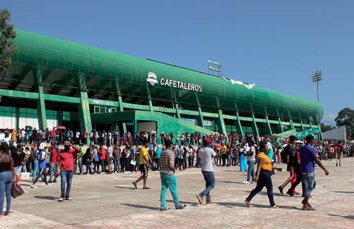 Migrantes a la espera de realizar sus trámites ante la Comar en Tapachula / Foto: AP