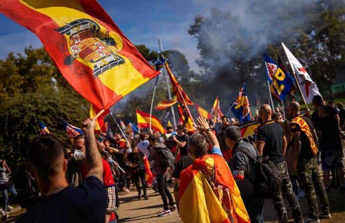 Un hombre hace el saludo fascista durante una manifestación de la ultraderecha en Barcelona / Foto AP