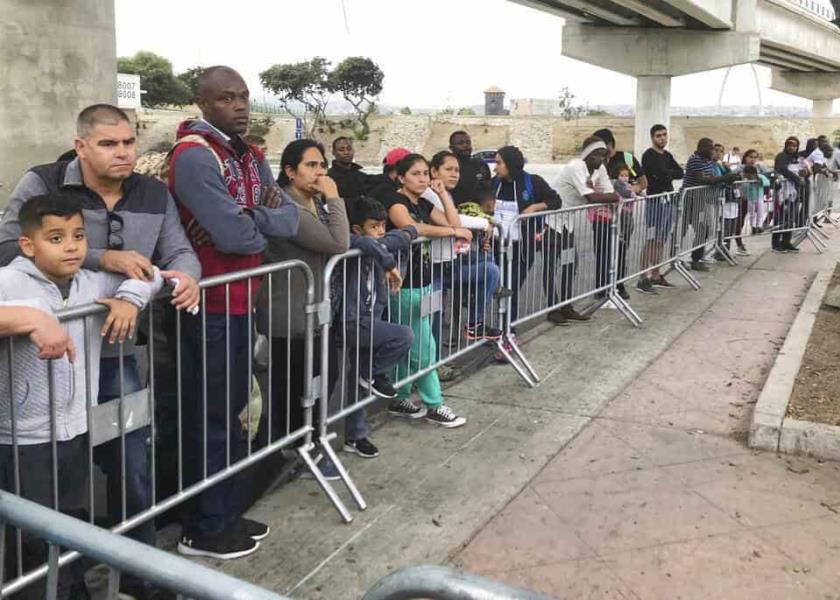 Foto de archivo de solicitantes de asilo en Tijuana, México, en espera para solicitar asilo en un cruce fronterizo en San Diego, EEUU (AP/Elliot Spagat).
