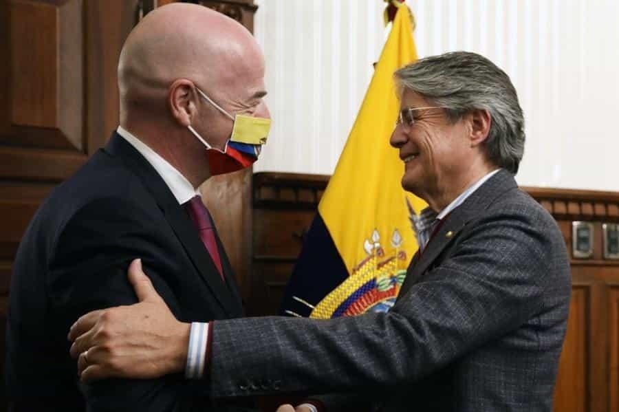 Fotografía cedida por la Secretaría de Comunicacion de la Presidencia de Ecuador del presidente ecuatoriano, Guillermo Lasso (d), reunido con el presidente de la FIFA, Gianni Infantino, en Quito (Ecuador), para preparar la final de la Copa de Libertadores en 2022 (EFE/Secom)