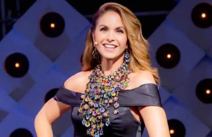 Lucero reúne a miles en concierto en Auditorio Nacional