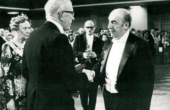 Pablo Neruda al recibir el Nobel de Literatura / Foto: EFE