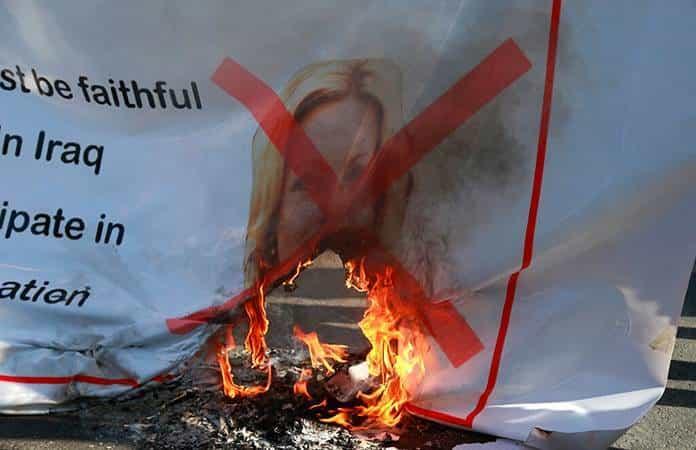 Manifestantes queman una imagen de la representante especial de la ONU en Irak, Jeanine Hennis-Plasschaert / Foto: AP